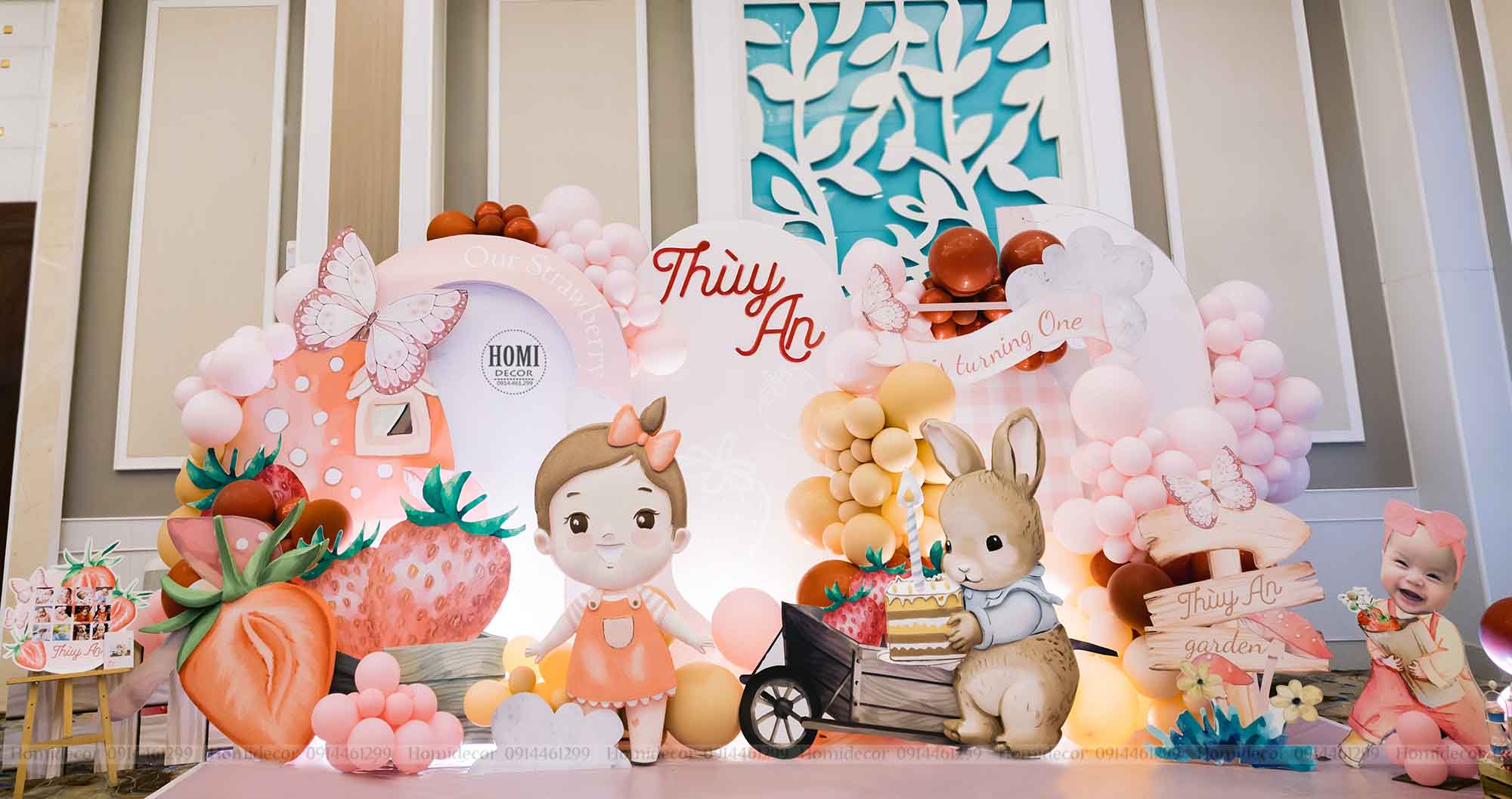 Trang trí sinh nhật bé Thùy An chủ đề dâu tây tại nhà hàng Eros Palace Luxury Biên Hòa