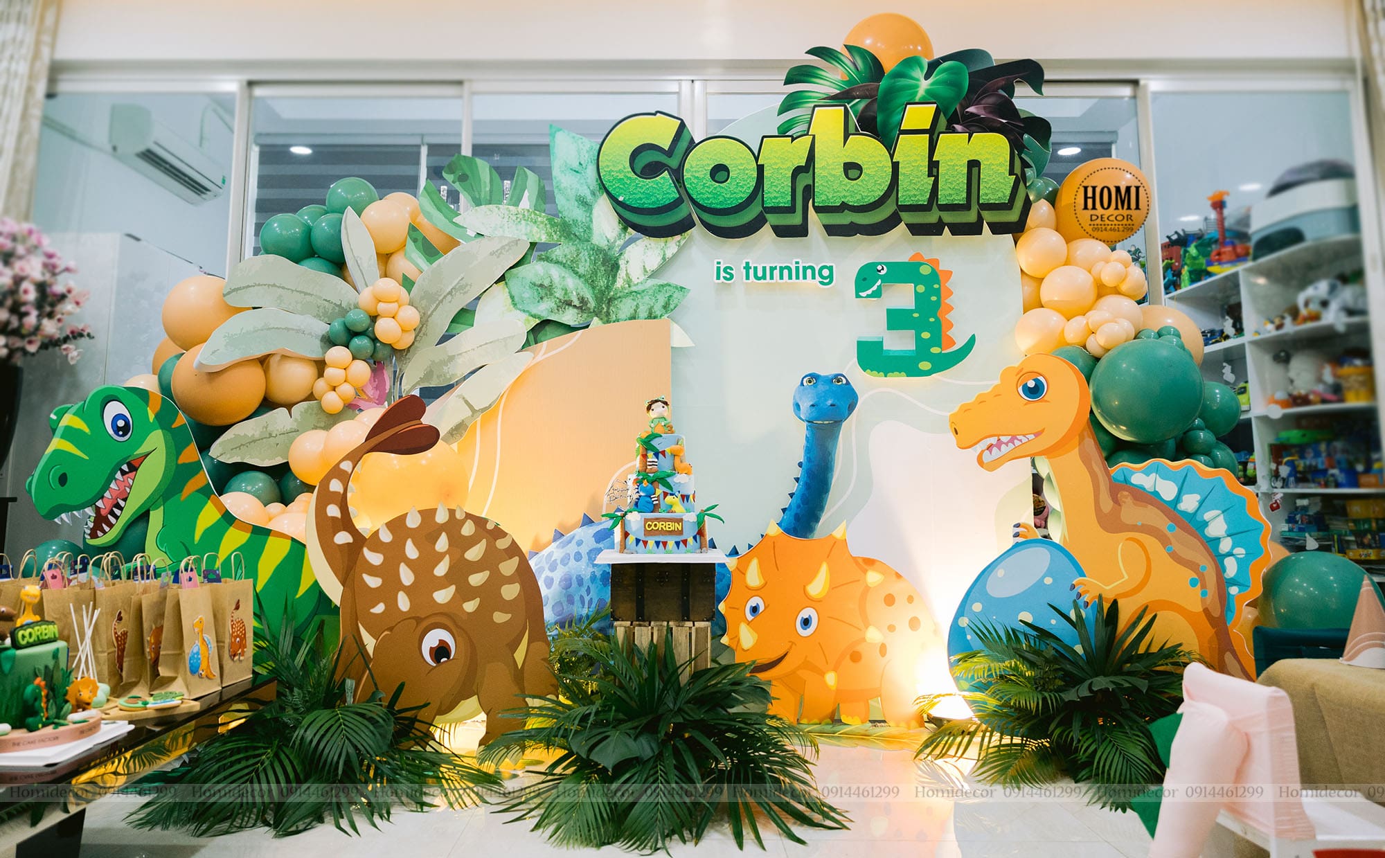 Trang trí sinh nhật con trai Corbin nhà Fabo Nguyễn và Vân Tiny chủ đề khủng long