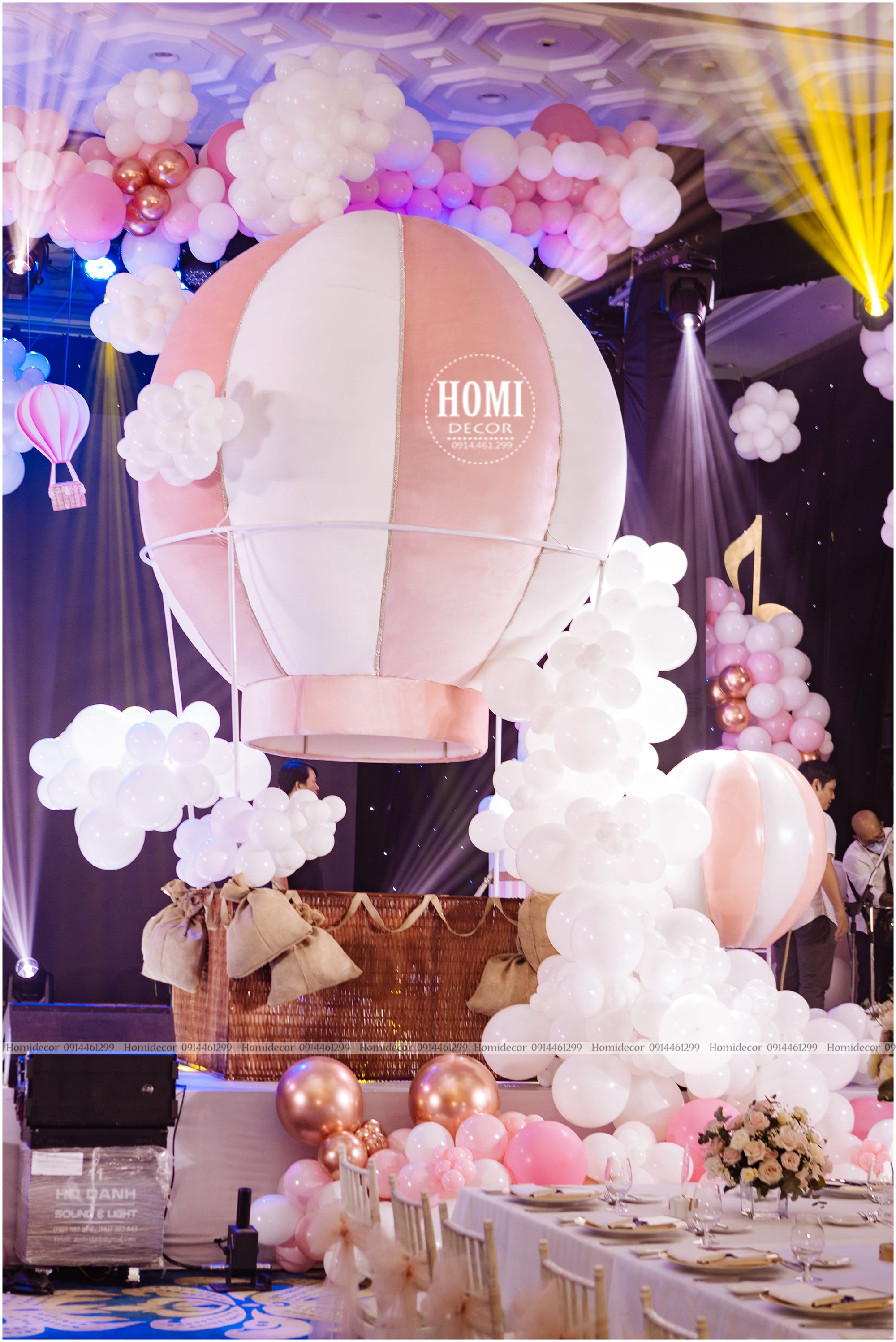 Trang trí sinh nhật bé gái chủ đề khinh khí cầu bữa tiệc trên mây